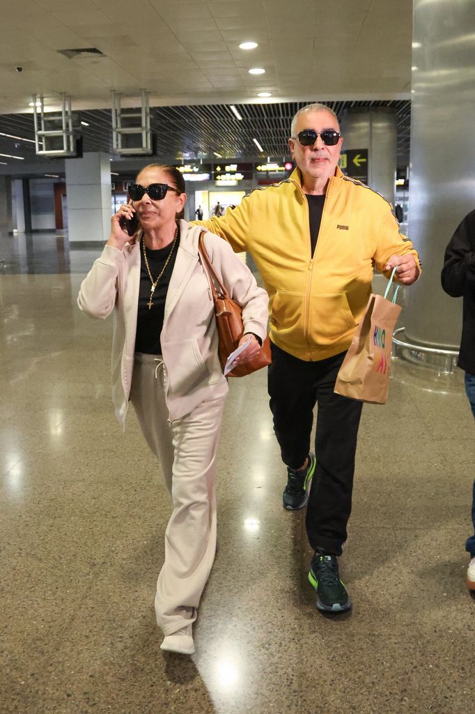 Isabel Pantoja y su hermano Agustín en el aeropuerto canario antes de embarcar