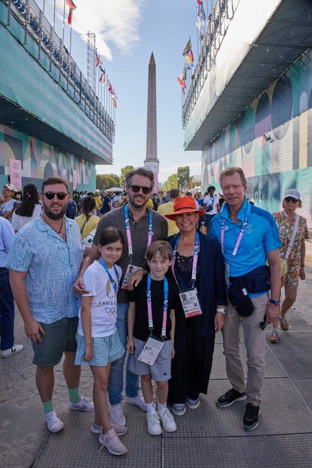 Los grandes Duques Enrique y María Teresa de Luxemburgo con dos de sus hijos y dos nietos en julio de 2024 en los Juegos Olímpicos de París Los grandes Duques Enrique y María Teresa de Luxemburgo con dos de sus hijos y dos nietos en julio de 2024 en los Juegos Olímpicos de París 