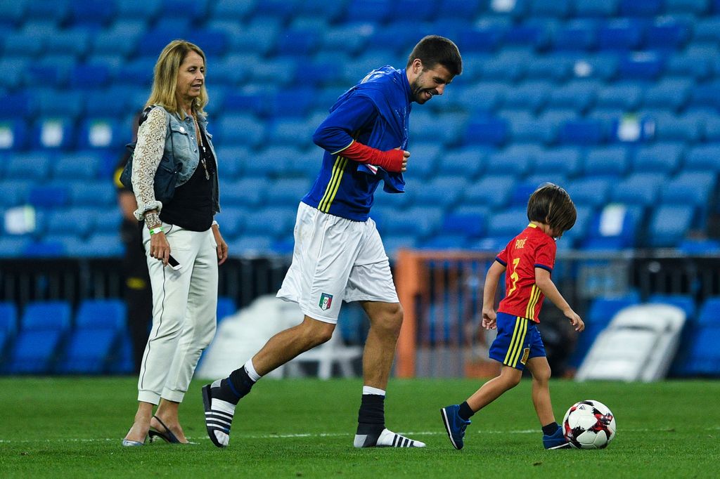 Piqué con su madre Montserrat y su hijo Milan en una imagen de archivo en el año 2017