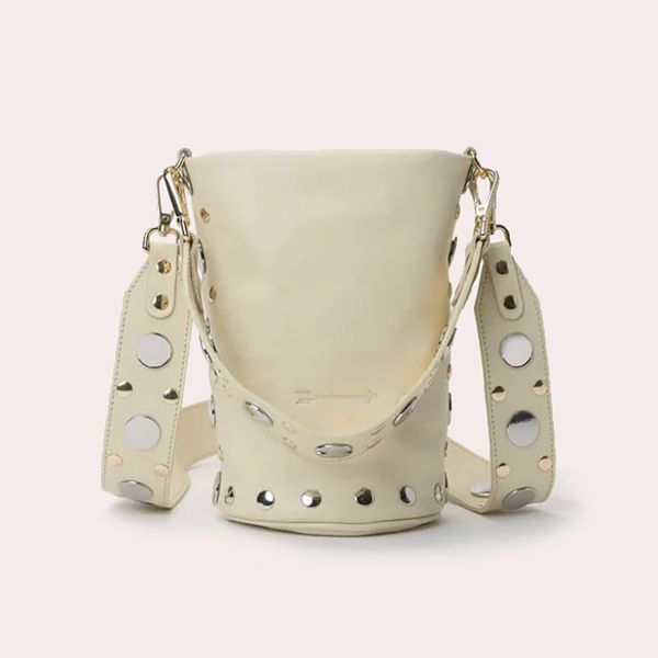 Bolso pequeño de piel con tachuelas decorativas en cuerpo y asas Mercules