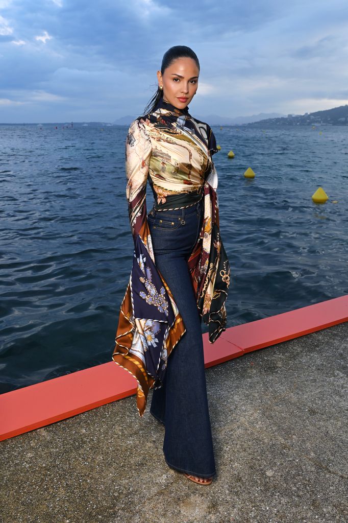 Eiza González en Antibes, Francia apuesta por un conjunto 'boho chic'.