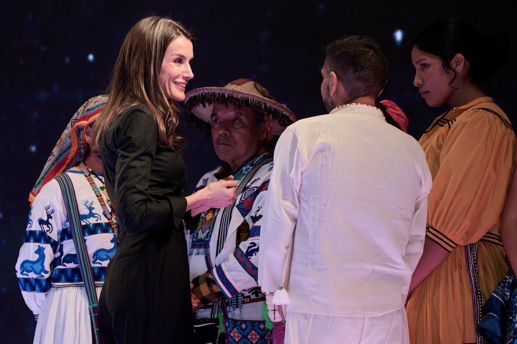 La reina española mostró interés en la manera en que el artesano confecciona sus piezas.