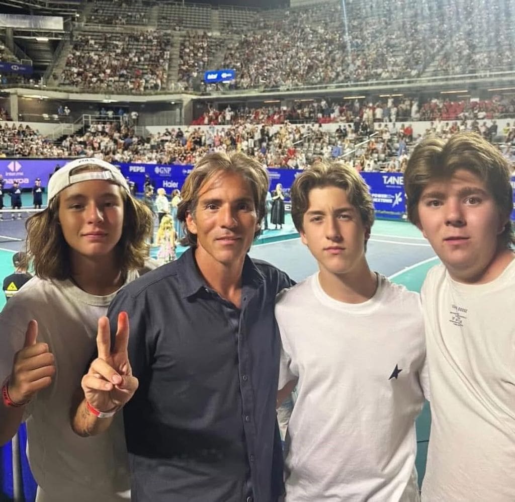 Fernando Reina y sus hijos en el abierto de tenis en Acapulco.