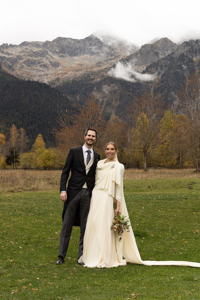 Laura con un vestido con lino rústico de Inés Martín Alcalde en su boda con Antonio en el Artíes.