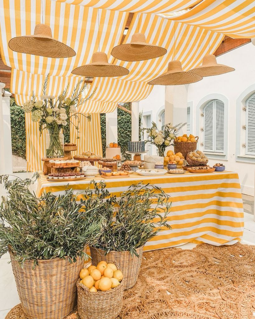 Decoración de bodas con manteles a rayas amarillo