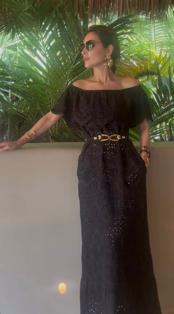 Paloma Cuevas en Los Cabos con vestido negro