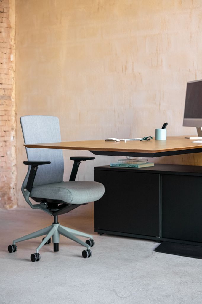 Este espacio de oficina en casa no solo cuenta con una silla ergonómica, sino también con una mesa de despacho con el sobre elevable, para poder trabajar de pie cuando se desee