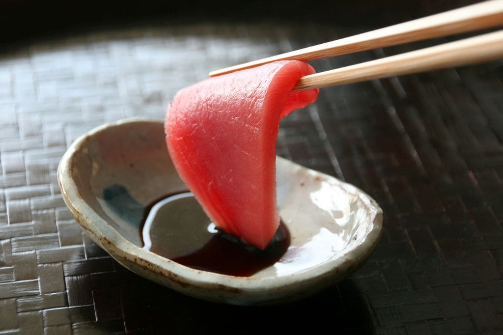 El sashimi suele servirse primero, seguido de nigiris de pescado blanco, después nigiris de pescado azul o graso, y finalmente makis, rolls y piezas especiales