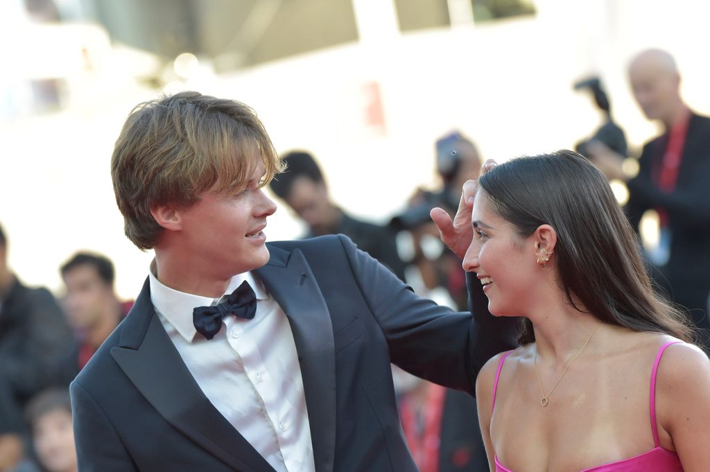 El actor Christopher Briney en el Festival de Venecia de 2024 con su novia, la actriz Isabel Machado