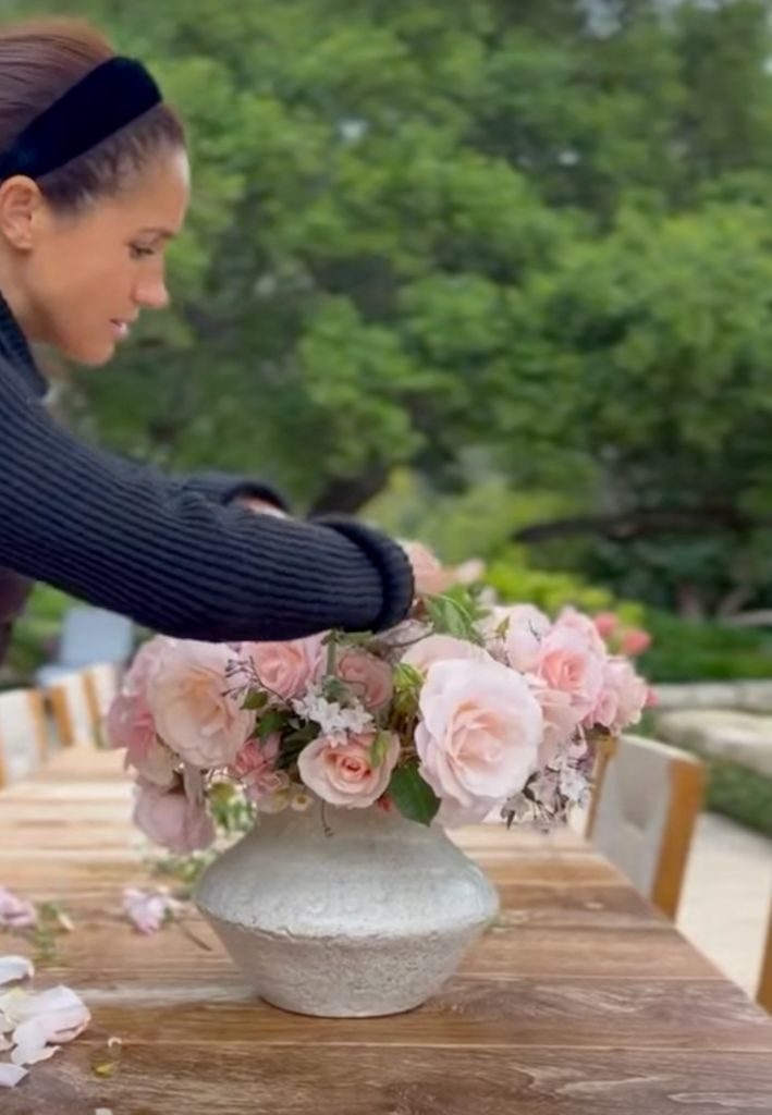 Meghan Markle prepara un arreglo floral en otro vídeo casero
