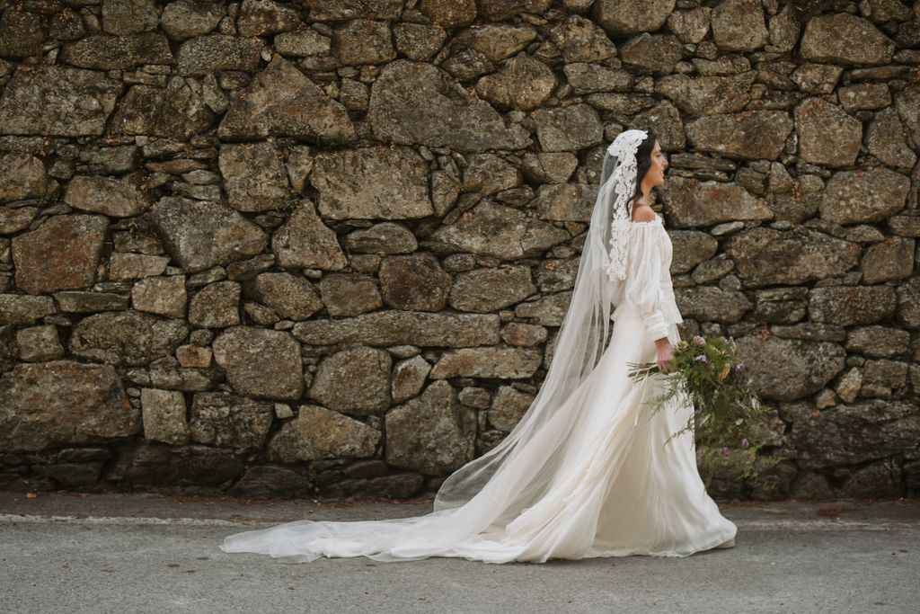 Vestido de novia con escote off the shoulders de Romancera