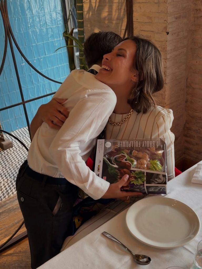Jessica Bueno abraza a su hijo, Jota Jr, el día de su Comunión
