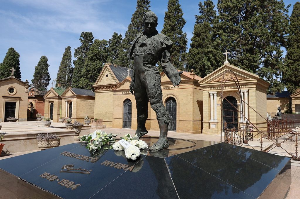 La tumba de Paquirri con las flores que le han enviado Isabel Pantoja y su hermana, Teresa Rivera, como homenaje en el 42 aniversario de su muerte