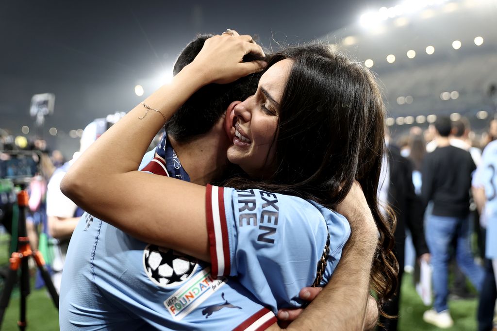 Ilkay Gundogan se abraza a su mujer tras conquistar un título con el Manchester City
