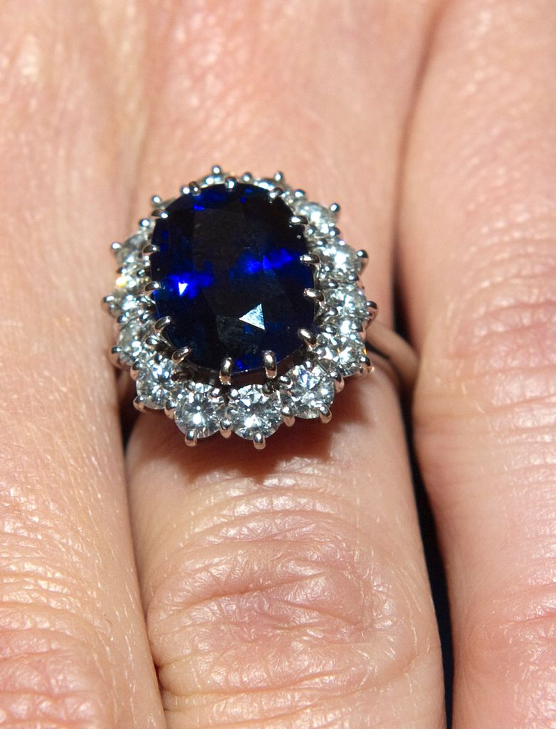 El príncipe William le propuso matrimonio a Kate Middleton con el anillo de su madre, la princesa Diana