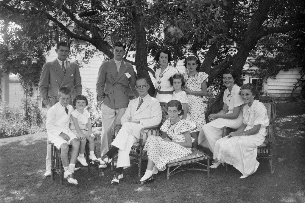 Un retrato familiar tomado en los años treinta en su residencia de Massachussetts. Sentados desde la izquierda,Robert Kennedy (1925 - 1968), Edward Kennedy, Joseph P Kennedy Sr (1888 - 1969), Eunice Kennedy, Rosemary Kennedy (1918 - 2005), y Kathleen Kennedy (1920 - 1948); de pie desde la izquierda, Joseph P Kennedy Jr (1915 - 1944), John F Kennedy (1917 - 1963), Rose Kennedy (1890 - 1995), Jean Kennedy y Patricia Kennedy (1926 - 2006).
