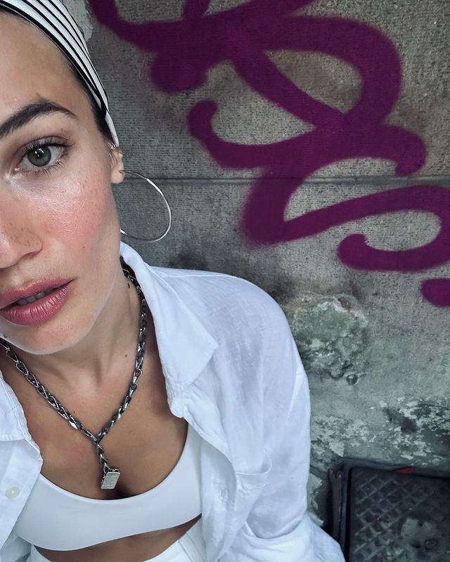 Pinar Deniz ('Secretos de familia') de viaje en Atenas
