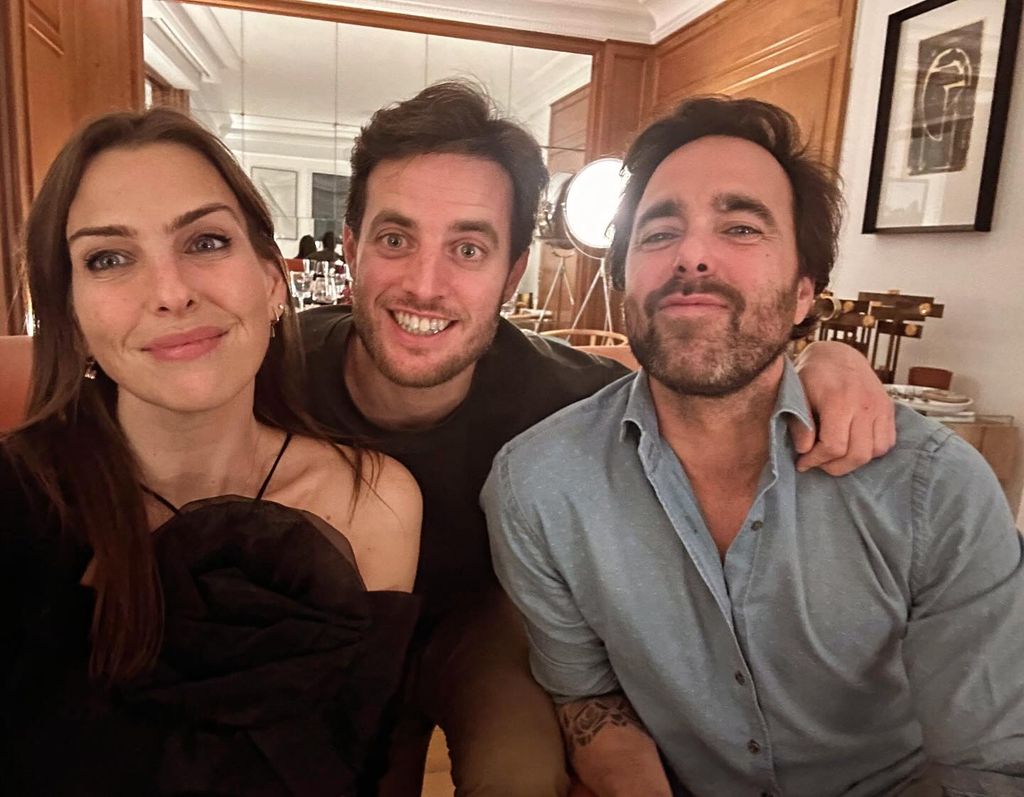 Javier con dos de sus 6 hermanos