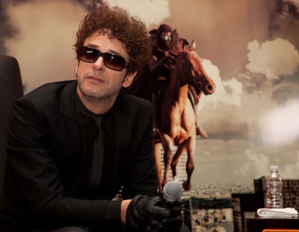 Gustavo Cerati promueve su álbum 'Fuerza Natural' en una conferencia de prensa en la Ciudad de México en septiembre de 2009. 