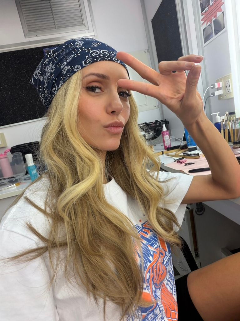Nina Dobrev con pelo rubio y bandana en el set de rodaje de Sucedió un verano