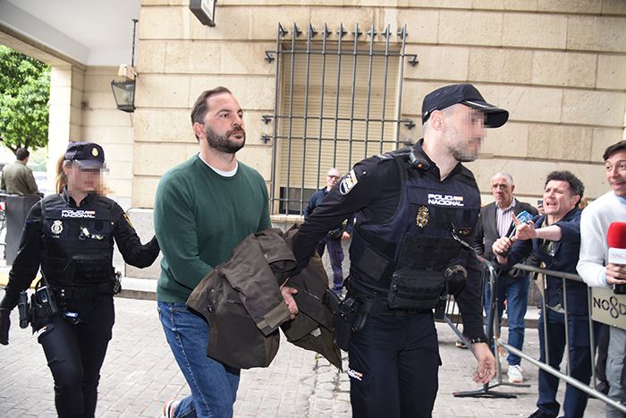 El sobrino de María del Monte ha llegado en torno a las 10.30 a los juzgados