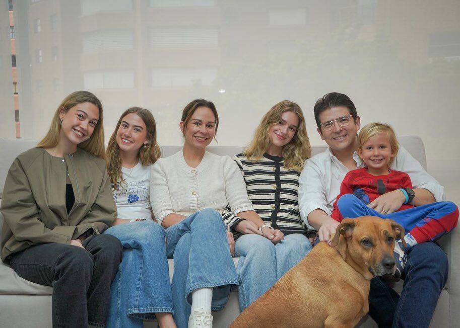 Miguel Uribe Turbay y María Claudia con sus cuatro hijos.
