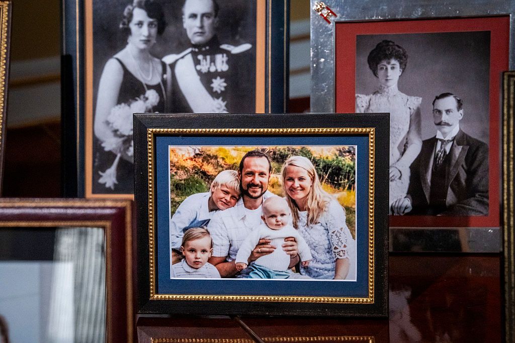Imagen del rey Haakon y la reina Mette-Marit cuando sus hijos eran pequeños