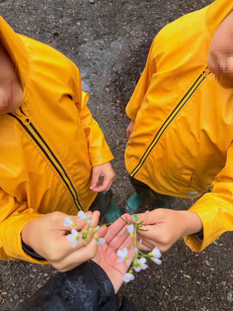 Alexander y James regalando a su madre unas florecillas silvestres