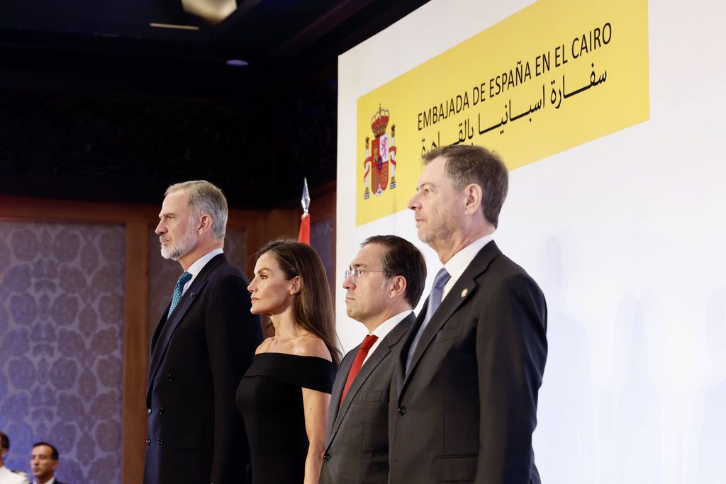 Los reyes Felipe y Letizia con la colectividad española en Egipto 