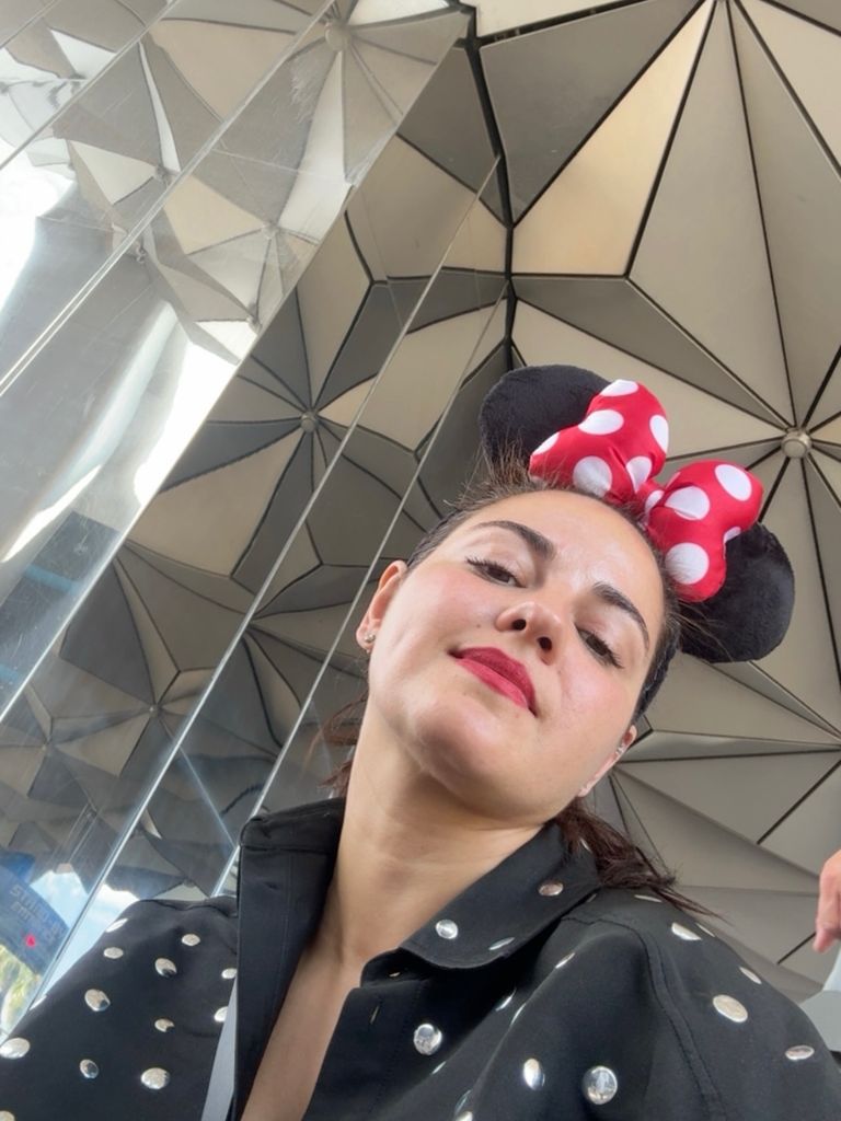 Maite Perroni abrió el álbum de su visita a Disney World con su hija Lía.
