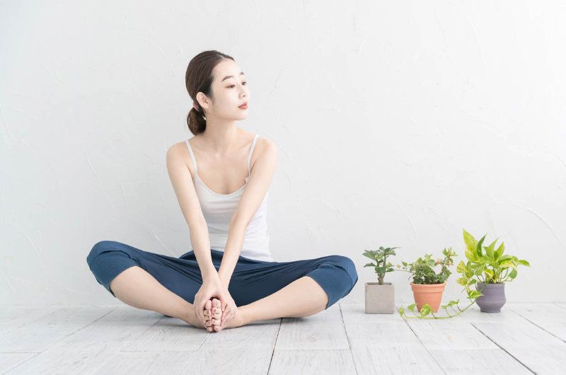 Mujer japonesa haciendo ejercicio
