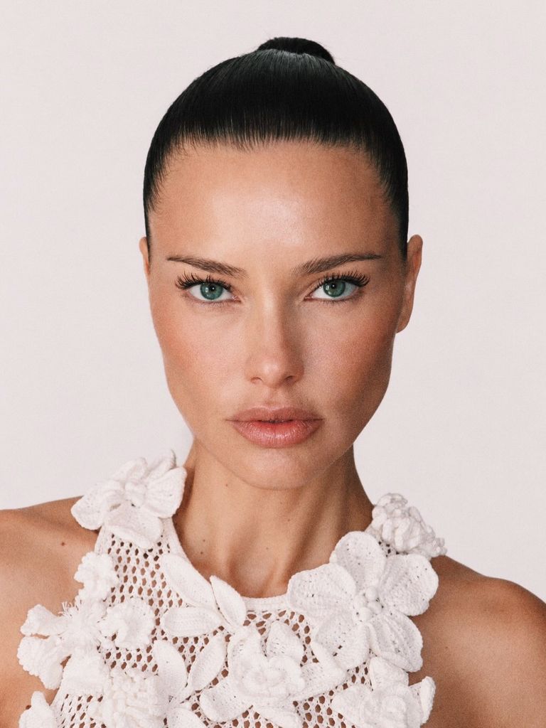 Primer plano de Adriana Lima con moño y maquillaje natural para el desfile de Casablanca en París