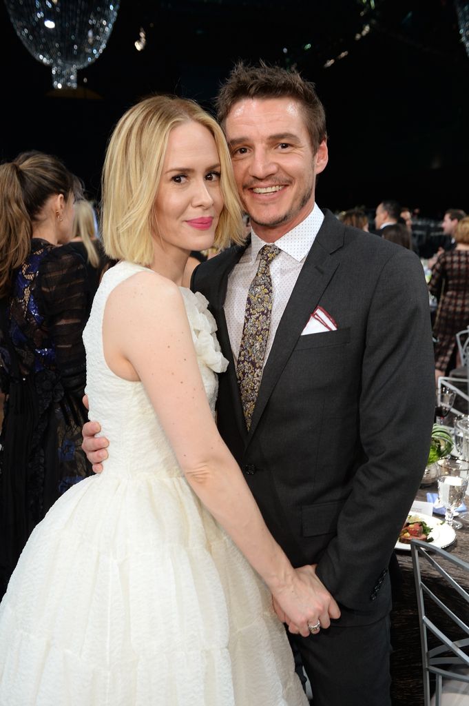 Pedro Pascal y su gran amiga Sarah Paulson en la alfombra roja de los SAG Awards, celebrados en el Shrine Auditorium de Los Ángeles el 18 de enero de 2014. Un momento clave: esa misma noche, Juego de Tronos lo catapultaría al estrellato