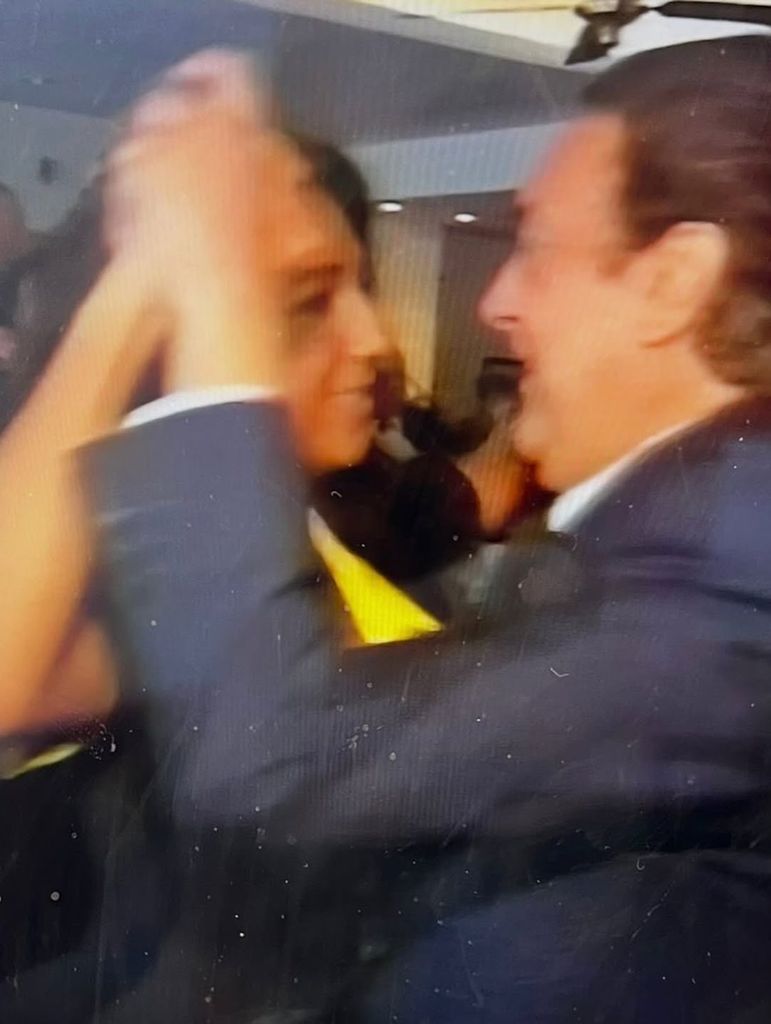 Padre a hija bailando juntos