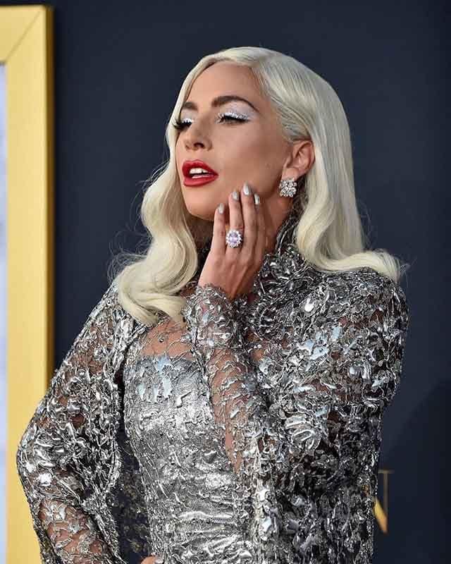 Lady Gaga con cabello platinado