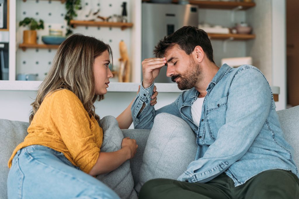Pareja hablando y perdonándose