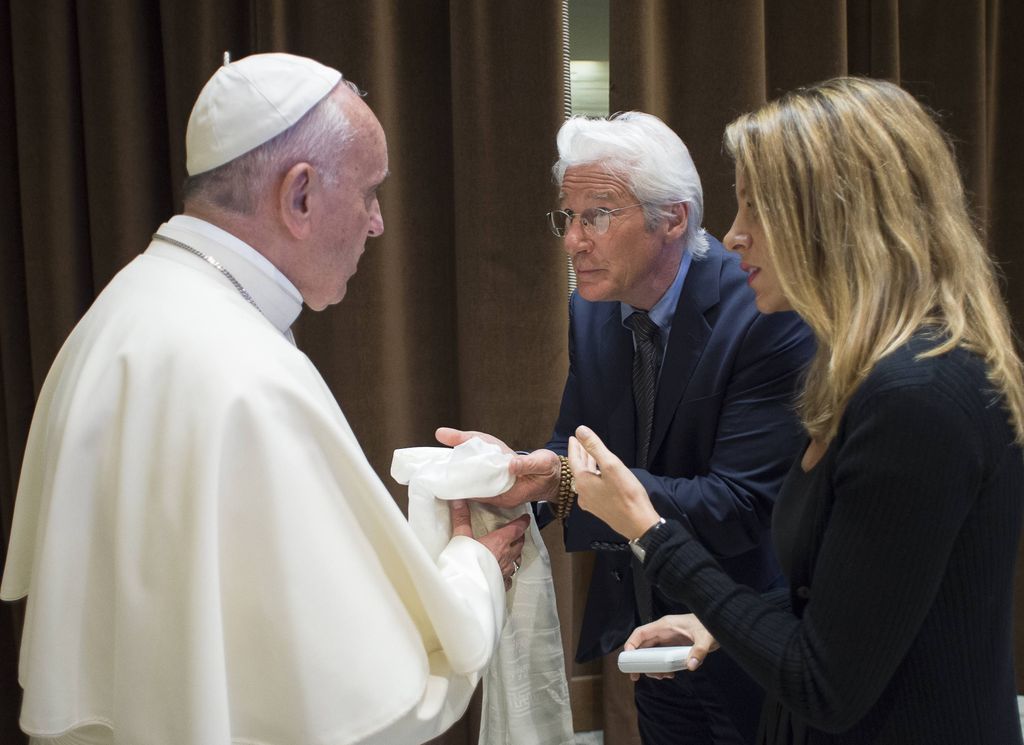 Richard Gere le dio un especial obsequio al Papa Francisco durante su encuentro en 2016