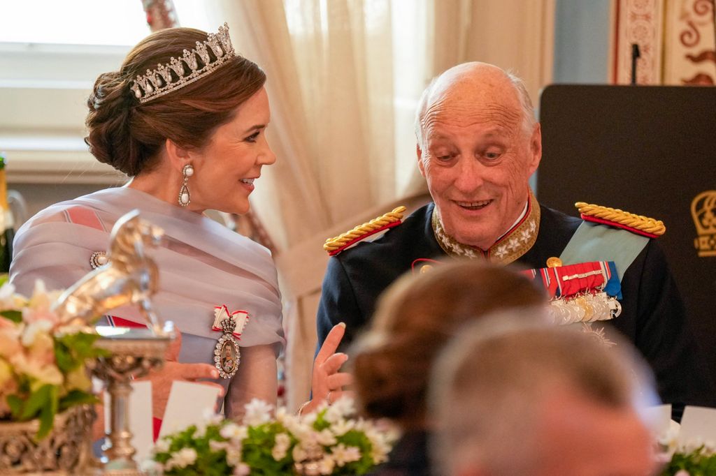 La reina Mary de Dinamarca y el rey Harald de Noreuga en una cena de Estado en mayo de 2024