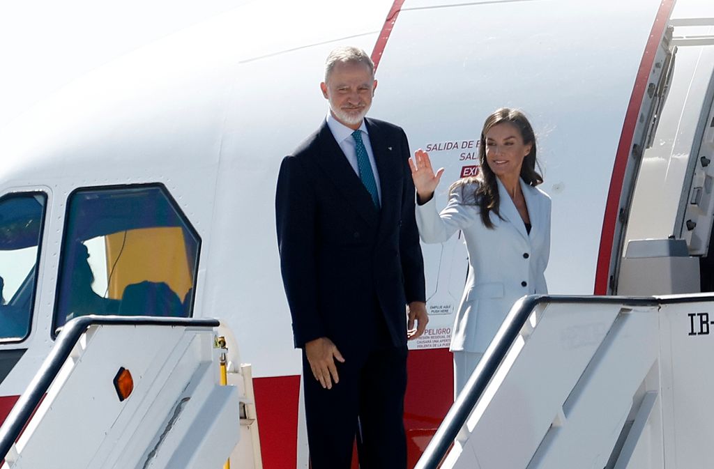 Los Reyes, despedidos con honores en el aeropuerto de Madrid

 