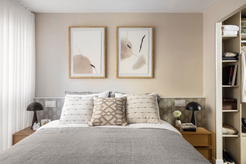 Dormitorio con dos lámparas de mesa iguales