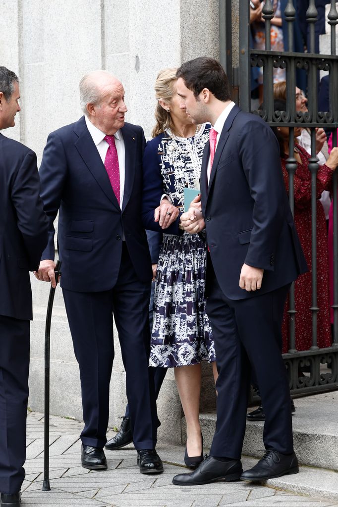 El rey Juan Carlos, charlando con su nieto, Felipe, en la boda del alcalde de Madrid