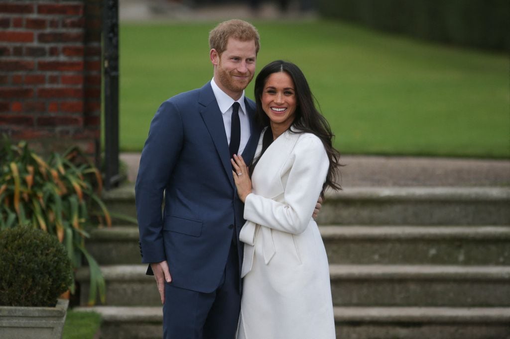 El príncipe Harry y Meghan Markle al anunciar su compromiso en el Sunken Garden del Palacio de Kensington Palace el 27 de noviembre de 2017.