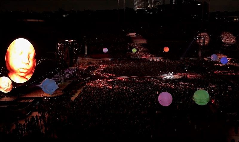 Chris Martin ha revolucionado a sus fans al mostrar una ecografía de un bebé en uno de sus conciertos