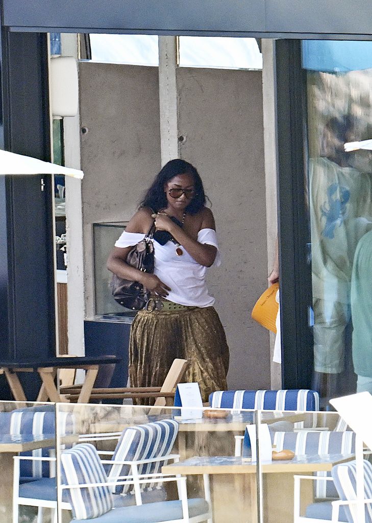 Sasha Obama, quien acaba de cumplir 24 años, reafirmó su estilo relajado con una falda plisada color mostaza.