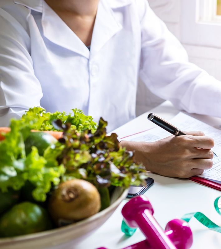 Nutricionista revisando notas