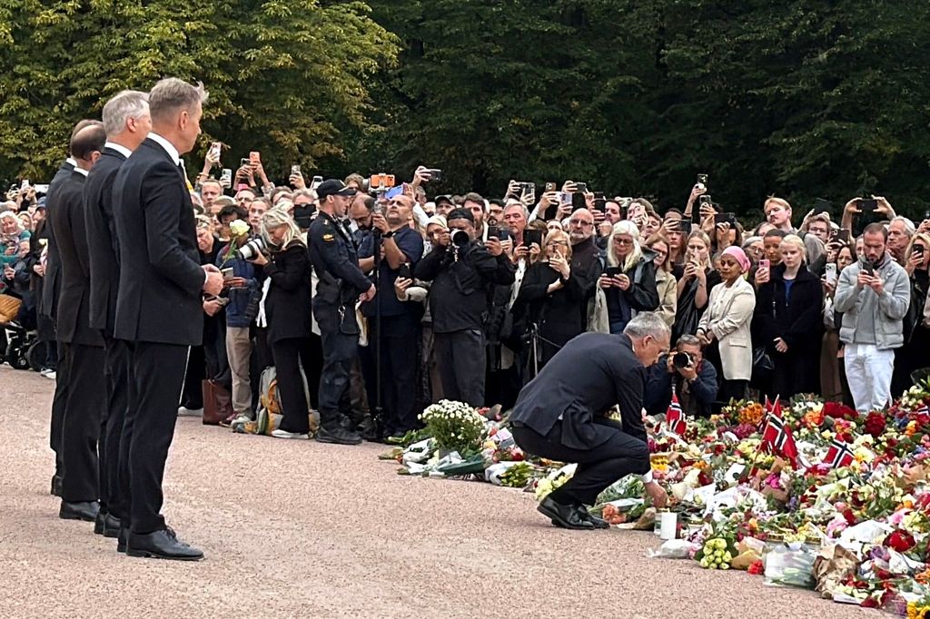 El primer ministro noruego, Jonas Gahr Støre, deposita una flor en honor al rey Harald V frente al Palacio Real de Oslo.