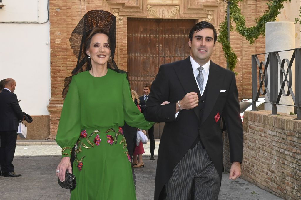 El novio, José María Ramírez-Cárdenas y Cabello de los Cobos, con su madre y madrina en la llegada a la iglesia
