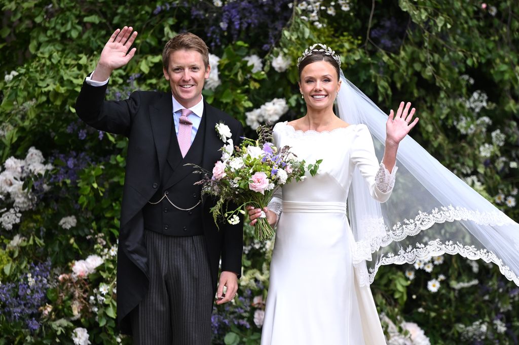 Hugh Grosvenor, Duque de Westminster, y Olivia Henson, Duquesa de Westminster, saludan mientras se marchan de su boda como marido y mujer en la Catedral de Chester el 7 de junio de 2024 en Chester, Inglaterra.