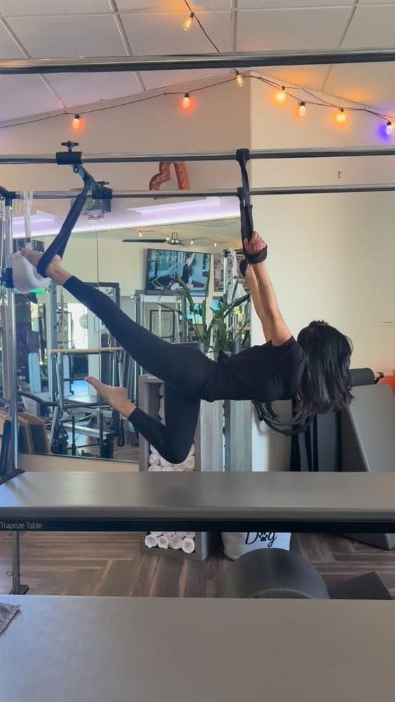 En cuanto a sus pasatiempos, le encanta hacer pilates y adora la danza. 