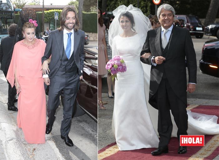 El novio llegó con su madre Carmen Reyes que llevaba un vestido en tono salmón y con mantilla negra, con rosas rosas a modo de adorno (Imagen de Óscar Moreno)
